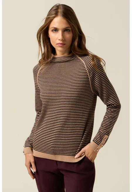 Раиран пуловер с вълна и ниска яка