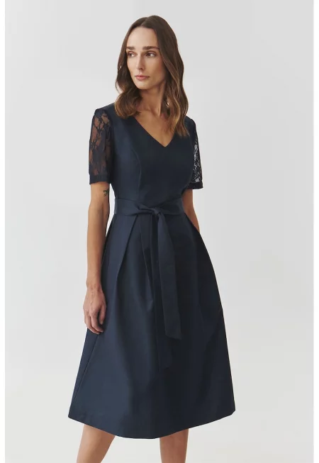 Разкроена рокля с дантелени ръкави