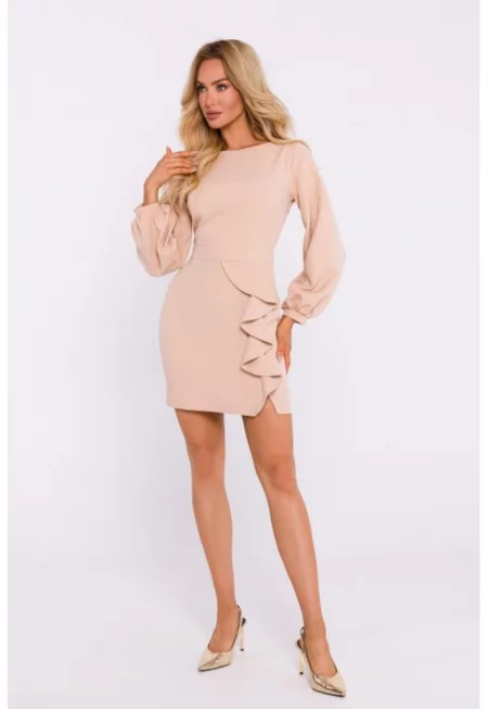 Рокля с волан и изрезка на гърба