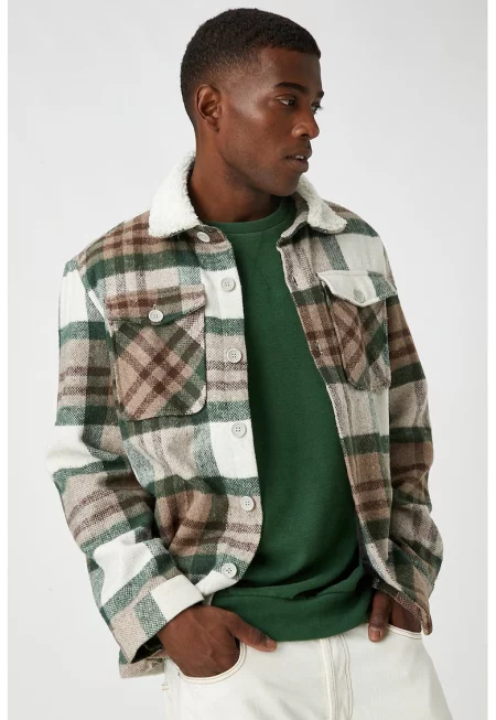 Яке тип риза с джобове на гърдите