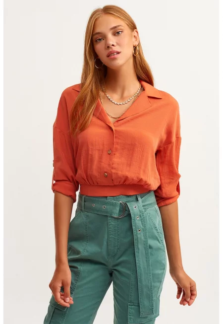 Къса блуза с раздвоена яка