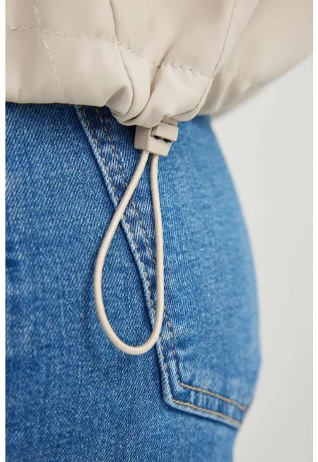 Олекотено яке с регулираща се талия