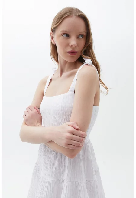 Разкроена релефна рокля с квадратно деколте