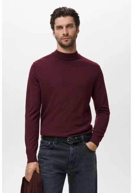 Вълнен пуловер с овално деколте