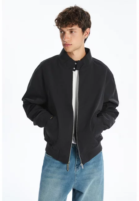 Яке със средновисока яка