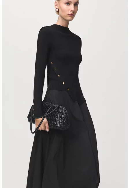 Асиметричен пуловер с декоративни копчета