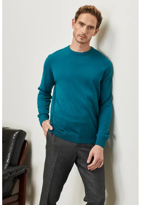 Фино плетен пуловер с овално деколте