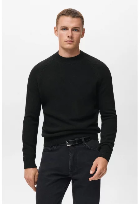 Пуловер от вълна с овално деколте