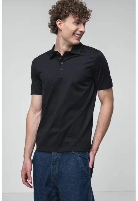 Тениска с яка и цепка с копчета - Черен