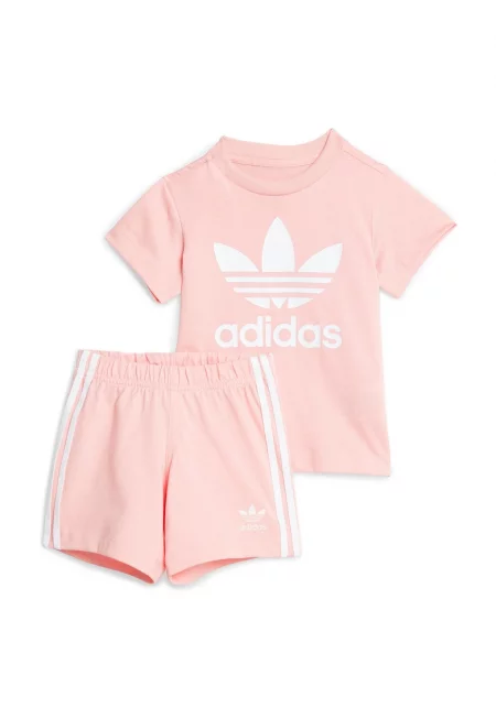 Анцуг с тениска и къси панталони