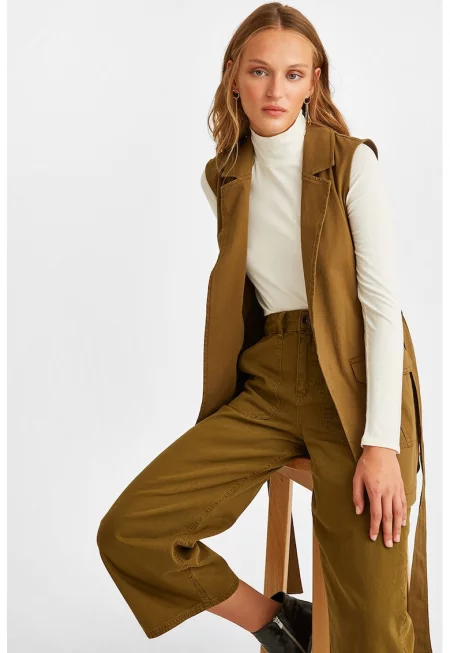 Елек с памук с раздвоен ревер и колан