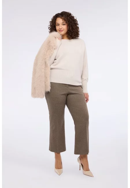 Пуловер с овално деколте