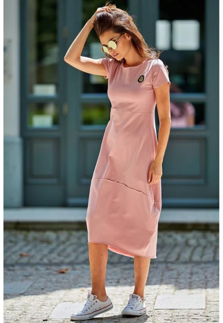 Рокля с къси ръкави и кръгло деколте