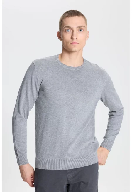 Слим пуловер с овално деколте