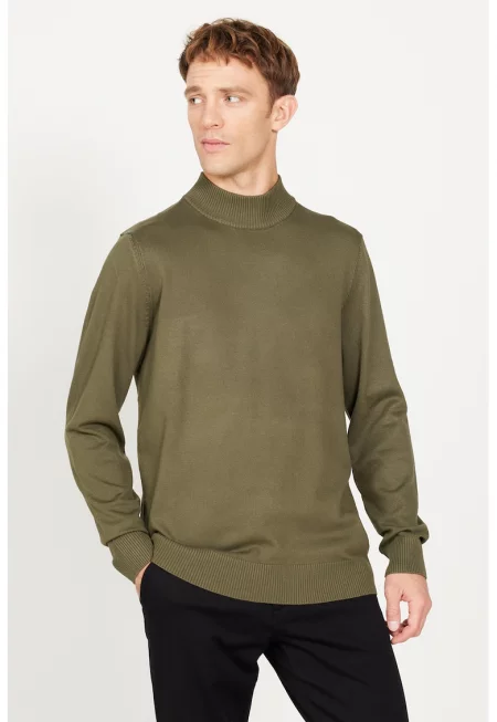 Фино плетен пуловер с овално деколте