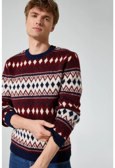 Пуловер с овално деколте и фигурален десен