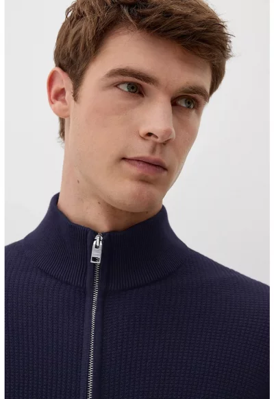 Пуловер с овално деколте