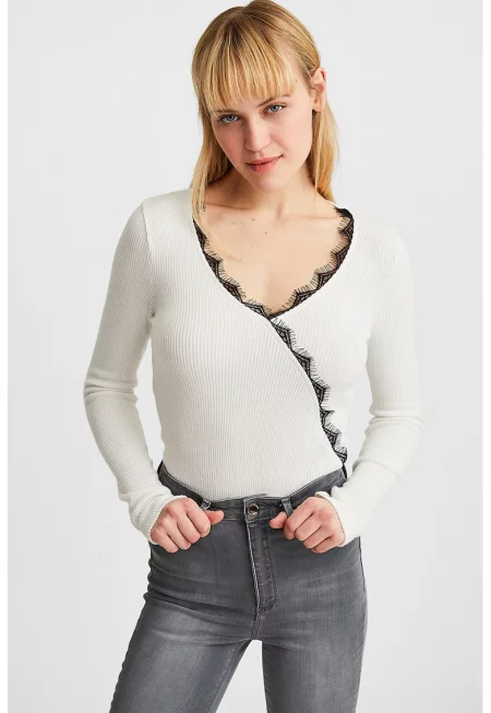 Слим блуза с рипс и дантела