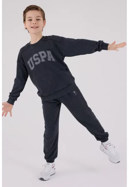 Спортен екип с контрастно лого