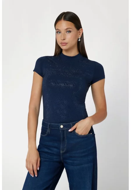 Тениска с овално деколте