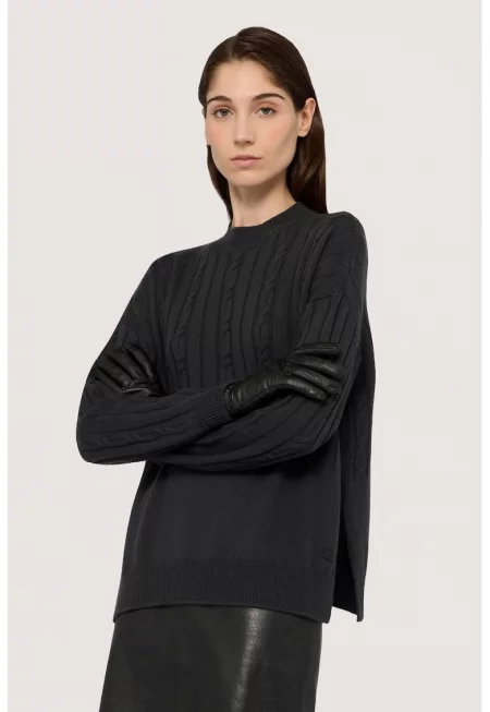 Вълнен пуловер с плетка осморка - Черен