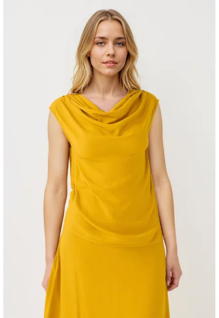 Блуза с набрано деколте