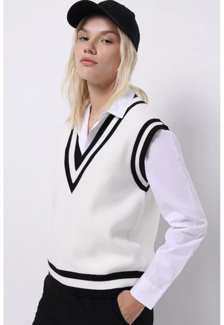 Фино плетен елек с шпиц и контрастен подгъв