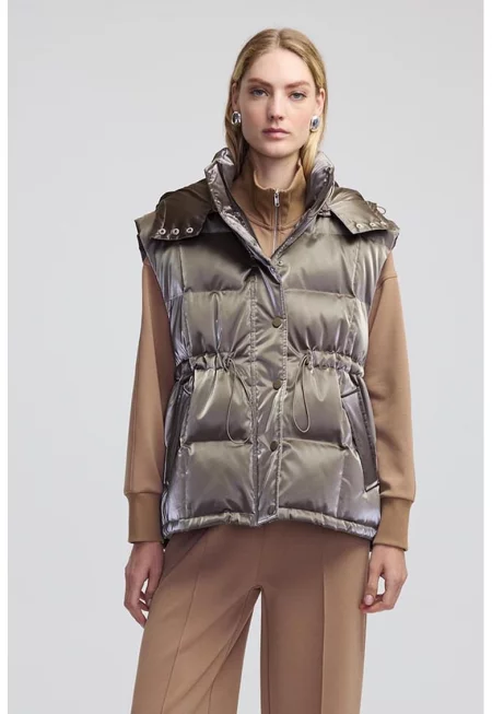 Капитониран елек с отделяща се качулка