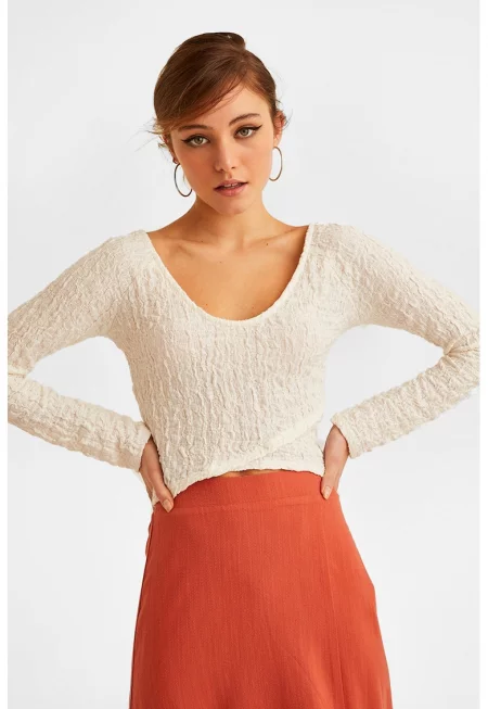 Къса релефна блуза с дълбоко овално деколте