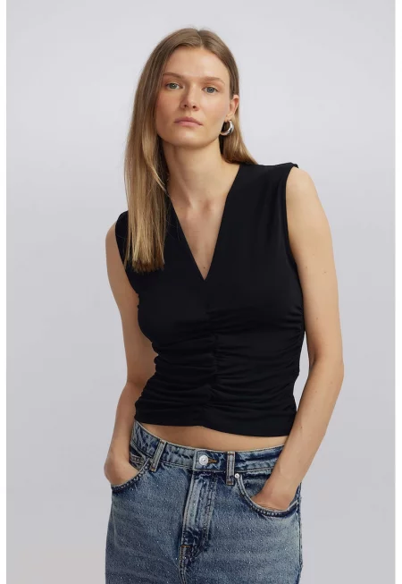 Къса шпиц блуза