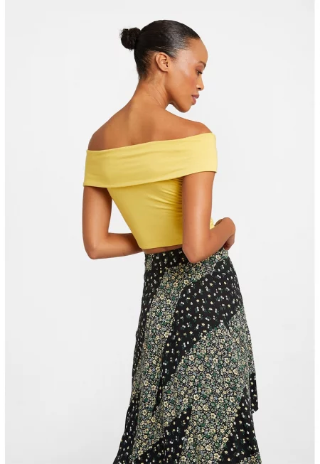 Къса тениска с голи рамене