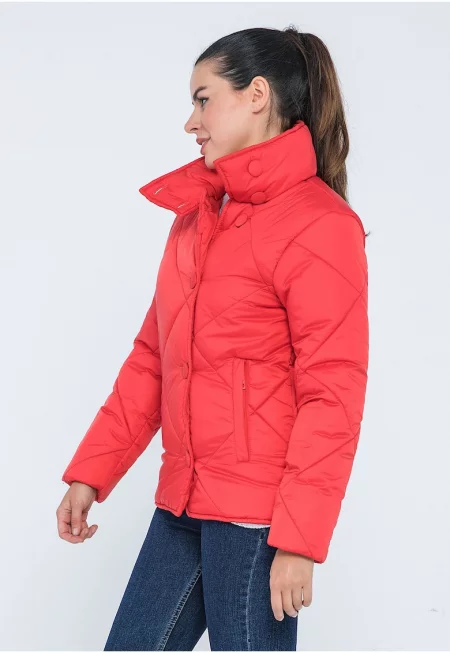 Късо зимно яке с висока яка