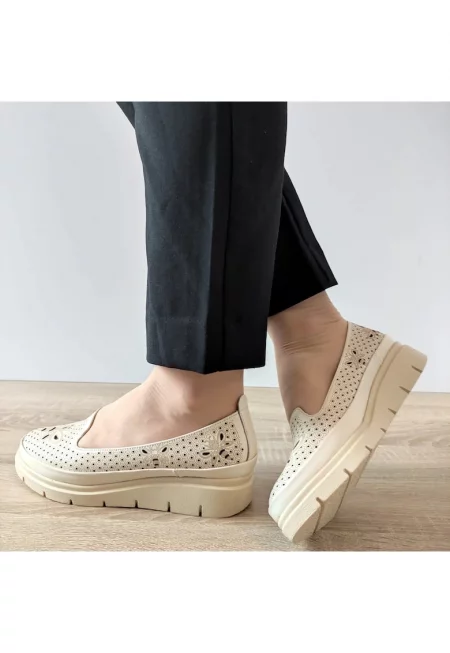 Перфорирани дамски обувки