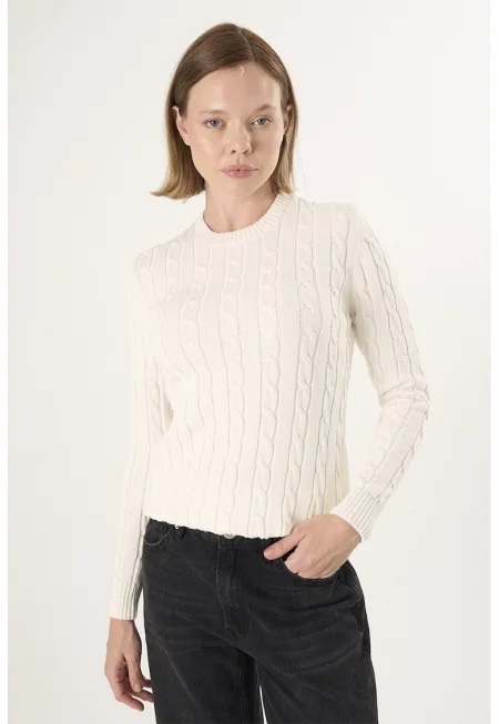 Плетен пуловер с овално деколте