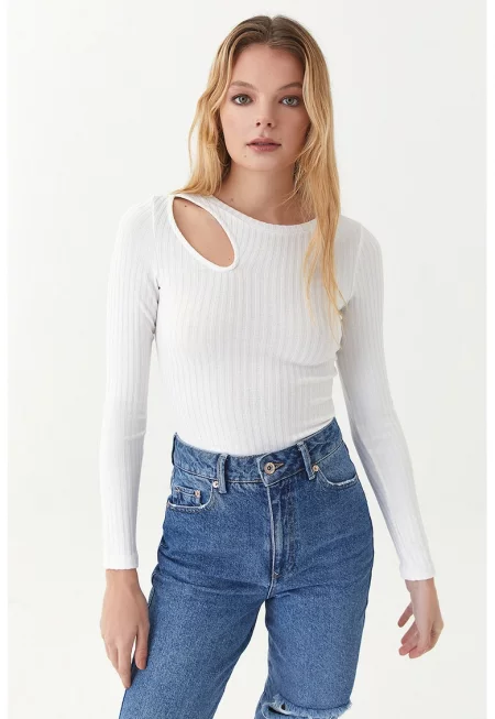 Пуловер с отвор