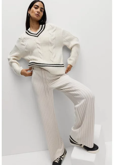 Пуловер с вълна с плетка осморка - Черен/Светло бежово