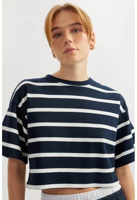 Раирана къса тениска