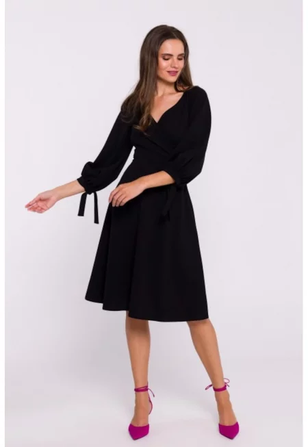 Разкроена рокля с вързани ръкави