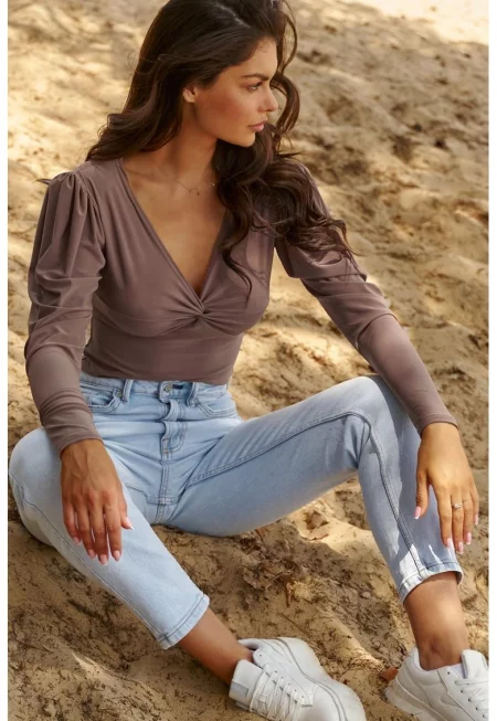 Блуза с усукан детайл и V-образно деколте -