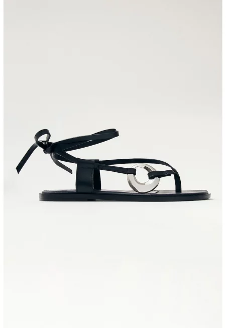 Кожени равни сандали с метален детайл - Черен