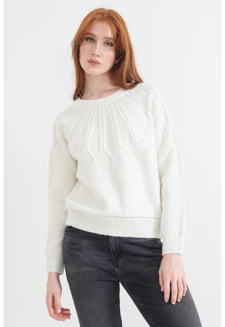 Плетен пуловер с овално деколте