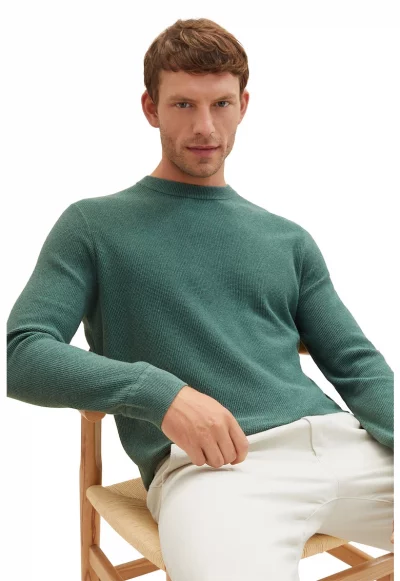 Пуловер с овално деколте и релеф