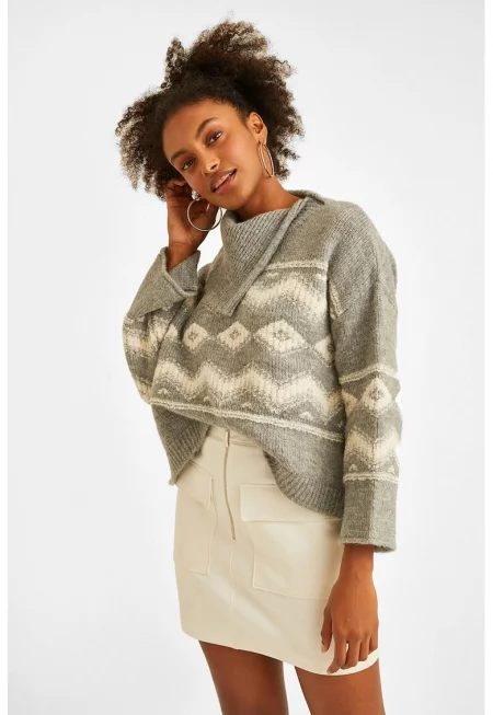 Свободен пуловер с асиметричен подгъв