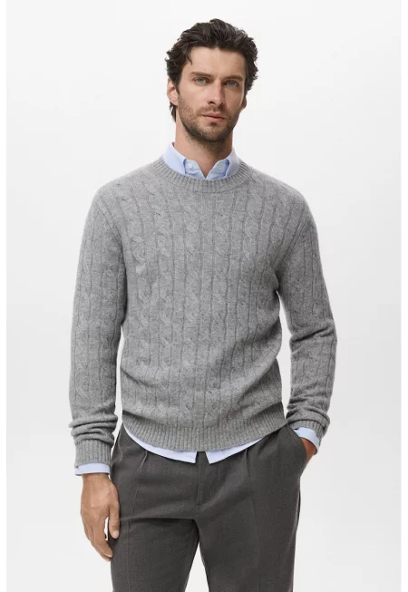 Вълнен пуловер с овално деколте