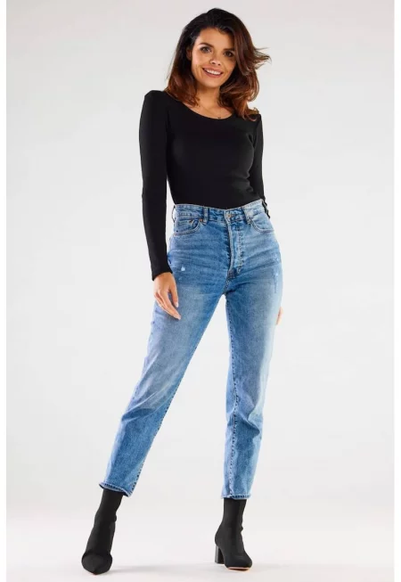 Вталена блуза с кръгло деколте и дълги ръкави