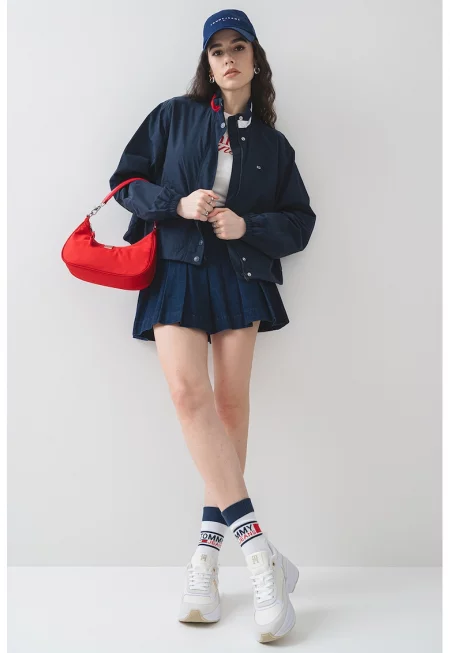 Яке бомбър с лого на яката