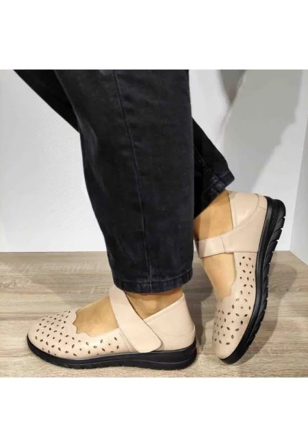 Дамски перфорирани обувки  Бежов