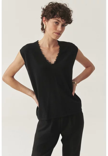 Едноцветна шпиц блуза - Черен