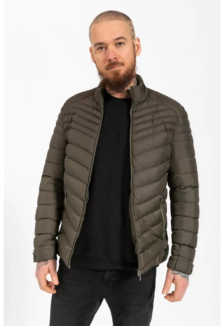 Капитонирано зимно яке със средновисока яка