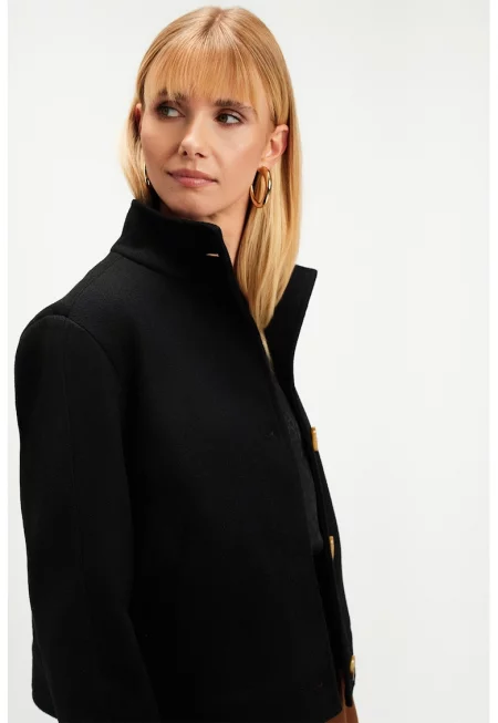 Късо яке с контрастни копчета